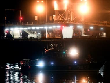 Un bateau de la SNSM transportant les corps de migrants décédés lors du naufrage de leur embarcation dans la Manche arrive au port de Calais le 24 novembre 2021.