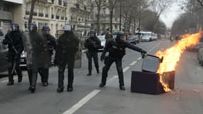 Des incidents ont éclaté jeudi en marge de la manifestation place de la Nation contre les violences policières.