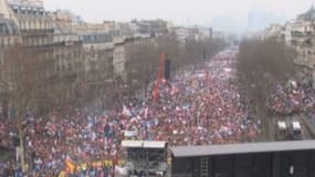 Les manifestants contre le mariage homosexuel se sont rassemblés dimanche le long de l'axe La Défense-Charles de Gaulle-Etoile.
