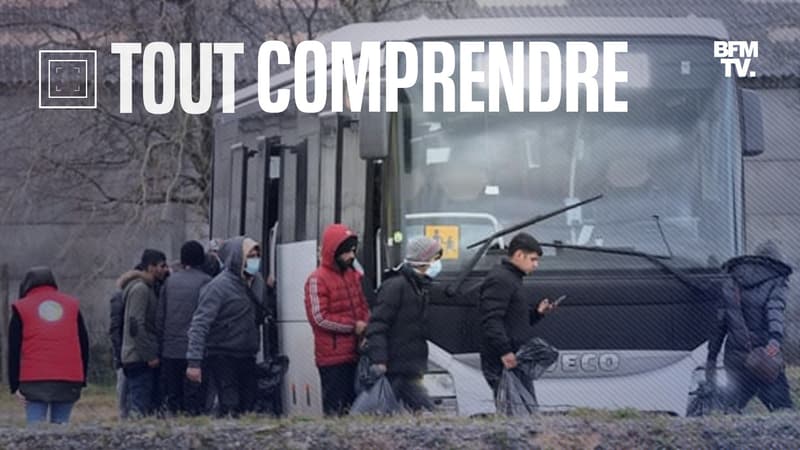 Des migrants évacués vers un centre d'hébergement à Calais.
