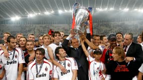 Silvio Berlusconi lève la Ligue des champions en 2007
