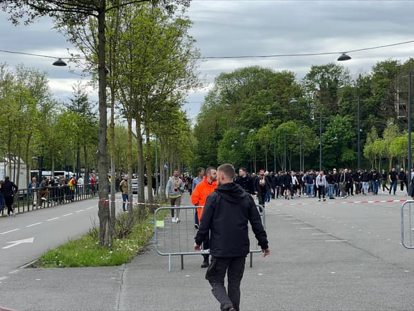 Les supporters cheminent vers le stade avant Lens-OM, 6 mai 2023