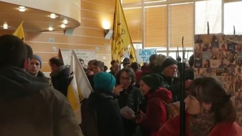 Prix du lait: des agriculteurs envahissent le hall du siège de Lactalis à Laval
