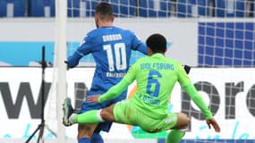 Otavio en train de tacler Munas Dabbur, à Sinsheim (Allemagne) le 6 mars 2021