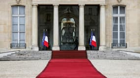 Le tapis rouge dans la cour de l'Elysée à Paris, le 5 juillet 2021