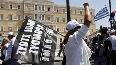 Manifestation devant le parlement grec à Athènes. Le mouvement de grogne contre les nouvelles mesures d'austérité devrait prendre de l'ampleur mercredi dans les rues d'Athènes avec l'arrivée dans le cortège des salariés du privé. /Photo prise le 4 mai 201