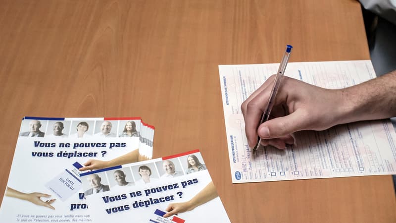 Des personnes remplissent des demandes de procuration dans un commissariat à Lyon le 11 avril 2012 