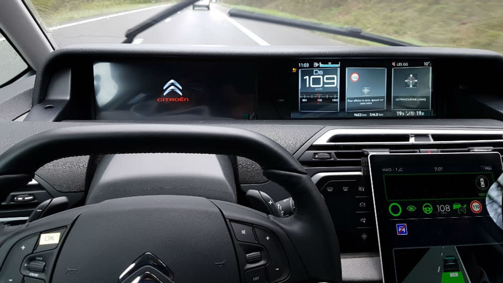 A 109 km/h sans main sur le volant ou pied sur la pédale, le comportement du véhicule est remarquable. A 109 km/h sans main sur le volant ou pied sur la pédale, le comportement du véhicule est remarquable.