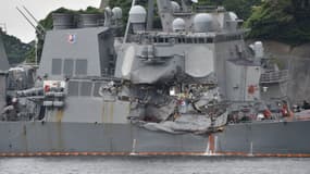 L'USS Fitzgerald endommagé, le 18 juin 2017 dans son port d'attache de Yokosuka au Japon. 