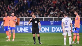 La voiture de l'arbitre de la rencontre Auxerre-OM (3-0), pour la 23e journée de Ligue 1, a été ciblé par des supporters marseillais, ce samedi