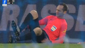 L'arbitre de touche Benjamin Pagés se blesse lors de Marseille-Monaco, le 1er décembre 2024.