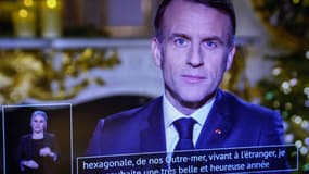Depuis le palais de l'Élysée, le président de la République Emmanuel Macron présente ses meilleurs vœux pour l'année 2026, le mercredi 31 décembre.