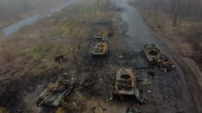Des véhicules russes brûlés près de Kiev.