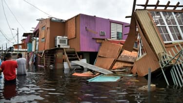 Maisons détruites et rue inondée à Juana Matos, sur l'île de Porto Rico, le 21 septembre 2017 après le passage de l'ouragan Maria