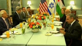 La ministre israélienne de la Justice Tzipi Livni a la même table que le négociateur en chef palestinien Saëb Erakat (premier plan à droite)pour le dîner de rupture de jeûne du ramadan, l'iftar, offert par le secrétaire d'État américain John Kerry.
