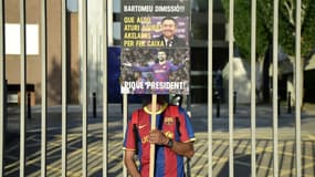 Un supporter réclamant la démission de Josep Maria Bartomeu, à l'entrée du Camp Nou le 27 août 2020