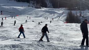 Des pistes de ski dans une station de montagne. 
