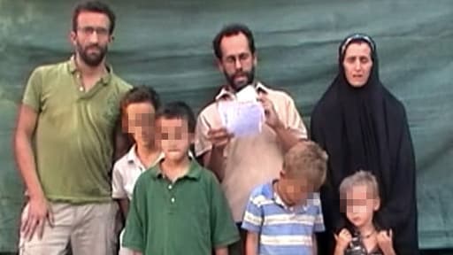 La famille Moulin-Fournier, débarquant vendredi sur le tarmac de Yaoundé, après deux mois de captivité au Nigeria.