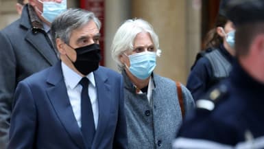 L'ancien Premier ministre François Fillon et son épouse Penelope arrivent au palais de justice de Paris le 15 novembre 2021 pour leur procès en appel