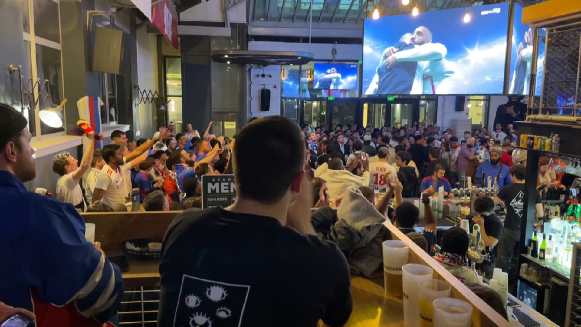 Des supporters de l'OL au Belushi's, le 2 avril 2024. 
