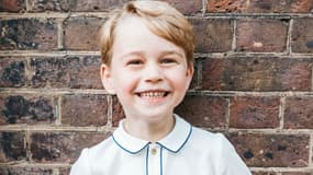 Le prince George pose au baptême de son frère Louis