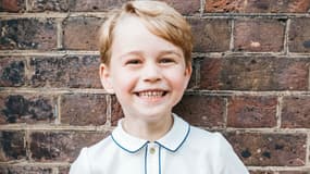 Le prince George pose au baptême de son frère Louis