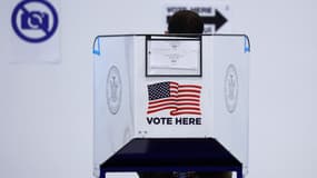 Un électeur dépose son bulletin dans un bureau de vote à Hudson Yards pendant le premier jour des élections anticipées à New York le 26 octobre 2024.
