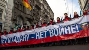 "Non au Maïdan, non à la guerre", peut-on lire sur la pancarte brandie lors d'une manifestation à Moscou, samedi 21 février 2015.