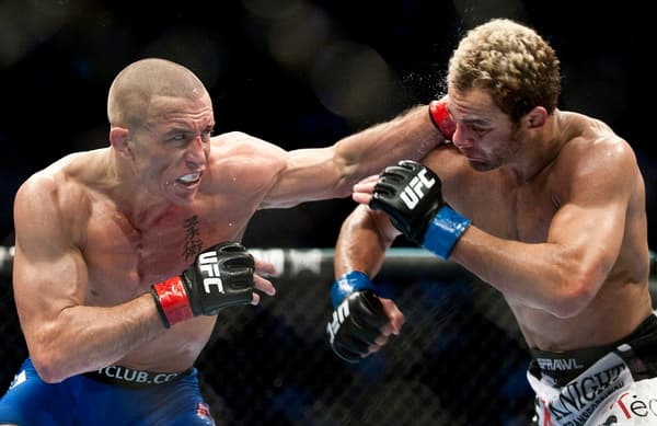 Georges St-Pierre (à gauche) lors de son combat contre Josh Koscheck en décembre 2010