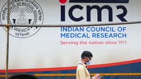 Sur cette photo prise le 14 septembre 2023, un agent de santé passe devant le centre mobile de dépistage du virus Nipah de l'Indian Council of Medical Research (ICMR) dans un hôpital public de Kozhikode, dans l'État du Kerala, au sud de l'Inde.
