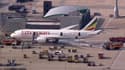 Un Boeing 787 Dreamliner de la compagnie Ethiopian Airlines, sans passager à bord, a pris feu de l'intérieur vendredi sur une piste de l'aéroport de Londres-Heathrow. /Image diffusée le 12 juillet 2013/REUTERS/Pool via Reuters TV
