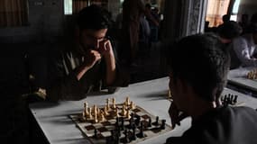 Des joueurs d'échecs disputant un tournoi à Kandahar, en Afghanistan, le 30 juin 2022. (Photo d'illustration)