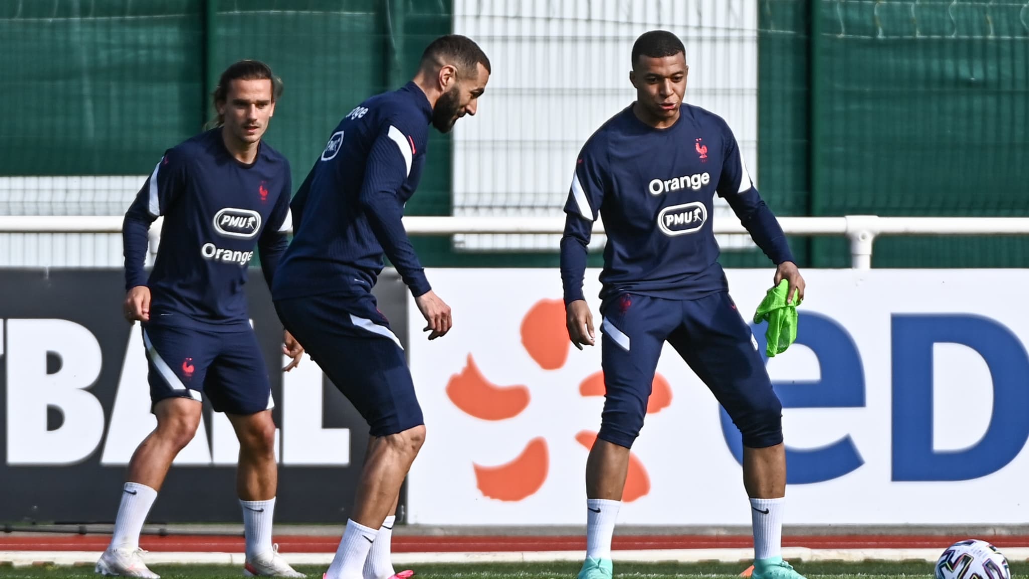 Karim Benzema, Antoine Griezmann et Kylian Mbappé avec l'équipe de France Karim Benzema, Antoine Griezmann et Kylian Mbappé avec l'équipe de France