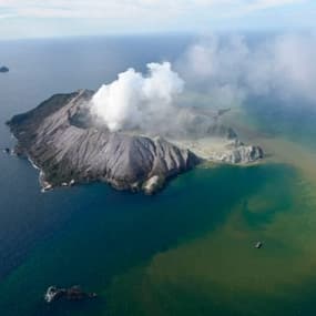 Un volcan entre en éruption sur une île en Nouvelle-Zélande et fait plusieurs morts