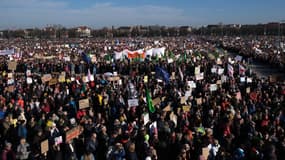 Des personnes participent à une manifestation contre l'extrême droite à la Theresienwiese, à Munich, en Allemagne, le 8 février 2025.