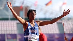 Emmanuel Idinna, de l'équipe de France, réagit après un saut lors de la finale du triple saut masculin, lors de la quatrième journée des Championnats d'Europe d'athlétisme U20, le 10 aout 2025
