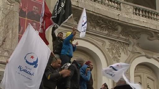 Quelques centaines de manifestants devant le théâtre national de Tunis