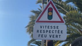 A Fréjus, des feux tricolores passent au vert si la vitesse est respectée. 