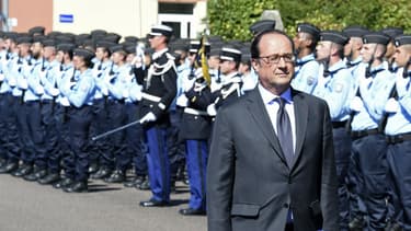L'une des dernières photos de François Hollande avant son départ en vacances lors d'une visite dans une école de gendarmerie à Tulle, en Corrèze