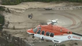 Deux touristes ont été sauvés à flanc de falaise en Australie.