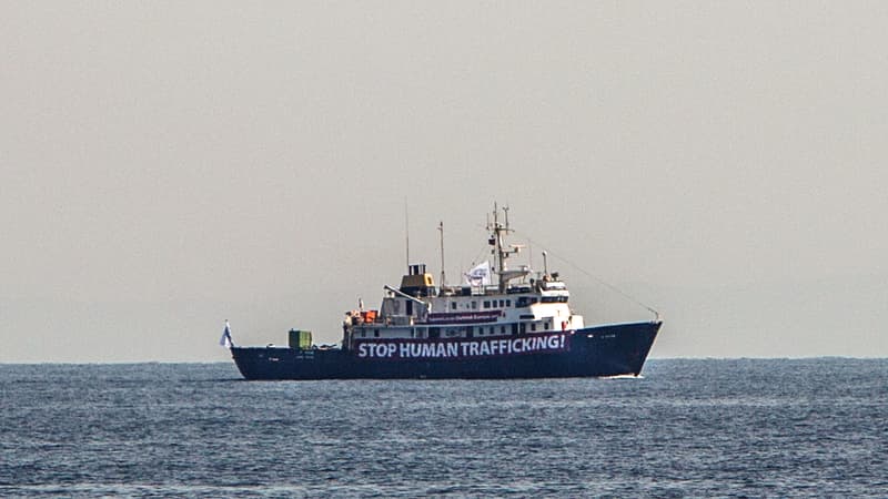 Le C-Star, navire affrété par le groupuscule d'extrême droite Génération identitaire, en août 2017 au large des côtes libyennes