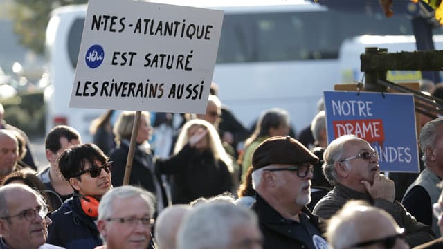Des manifestants défilent en soutien au projet d'aéroport à Notre-Dame-des-Landes, à l'aéroport de Nantes-Atlantique le 14 octobre 2017. 