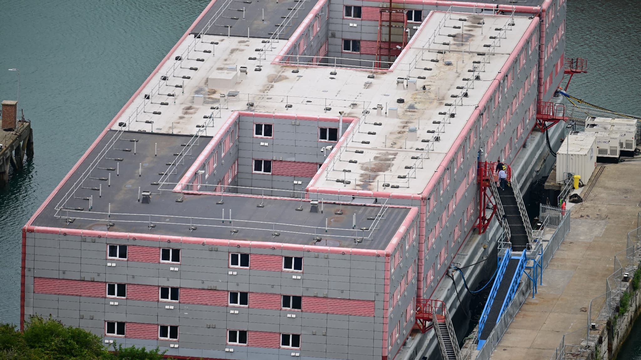 Des demandeurs d'asile sont regroupés sur une barge à Portland (Royaume-Uni) le 7 août 2023