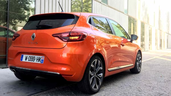 Une version hybride sera commercialisée en 2020. Elle devrait afficher 130 chevaux, et permettra selon Renault de rouler 80% du temps en électrique dans une conduite urbaine. 