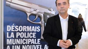 Les affiches de Robert Ménard sur le "nouvel ami" de la police municipale à Béziers sont l'une de ses nombreuses mesures médiatiques et controversées.