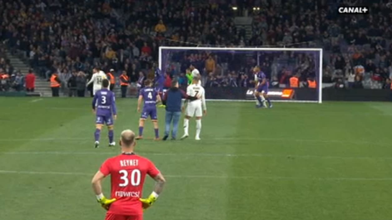 Mbappé accosté en plein match par un spectateur Mbappé accosté en plein match par un spectateur