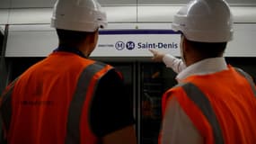 Des ouvriers travaillent sur le nouveau terminus de l'essentielle ligne 14 qui conduira à Paris et au village olympique, le 13 juin 2023 à l'aéroport d'Orly. 