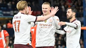 Erling Haaland célèbre l'un de ses buts avec Manchester City contre Luton Town en compagnie de Kevin de Bruyne et Bernardo Silva, le 27 février 2024