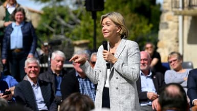 La candidate LR à la présidentielle Valérie Pécresse (c), le 8 avril 2022 à Cairanne, dans le sud de la France