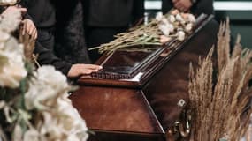 Un cercueil lors d'une cérémonie. (photo d'illustration)